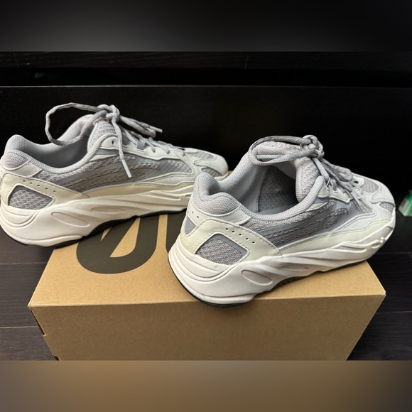Used Adidas Yeezy Boost 700 V2 Static - Sz 10 - Picture 5 of 5